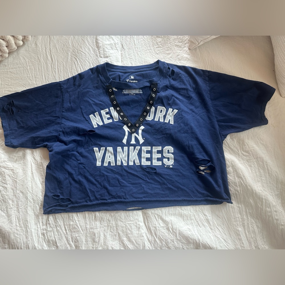Blue New York Yankees distressed crop tee